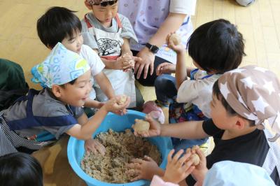 大きなお団子を作って余分な空気を無くそう！