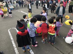 常のモロ　JAあさひな祭り　子供たちに囲まれるモロ